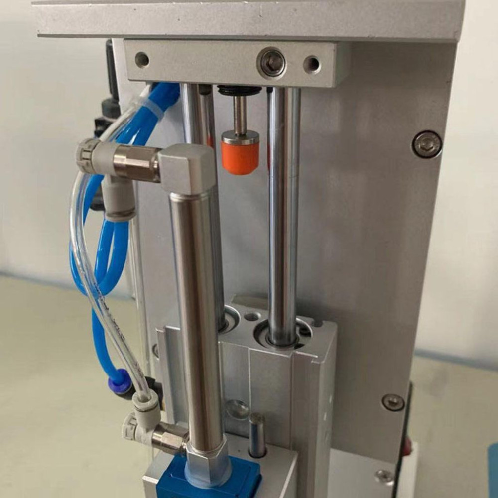 Máy dán nhãn TM5209 cho vớ, khăn và găng tay