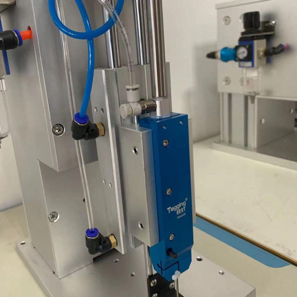 Máy dán nhãn TM5209 cho vớ, khăn và găng tay