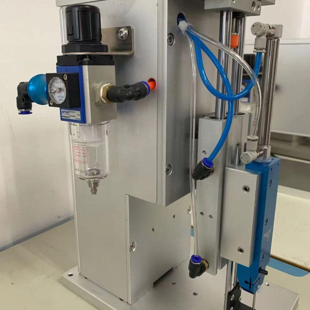 Máy dán nhãn TM5209 cho vớ, khăn và găng tay