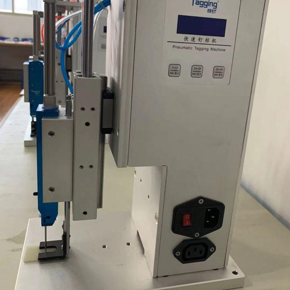 Máy dán nhãn TM5209 cho vớ, khăn và găng tay